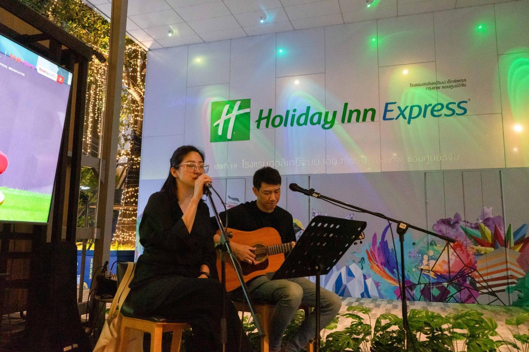 Holiday Inn Express Bangkok Soi Soonvijai By Ihg מראה חיצוני תמונה